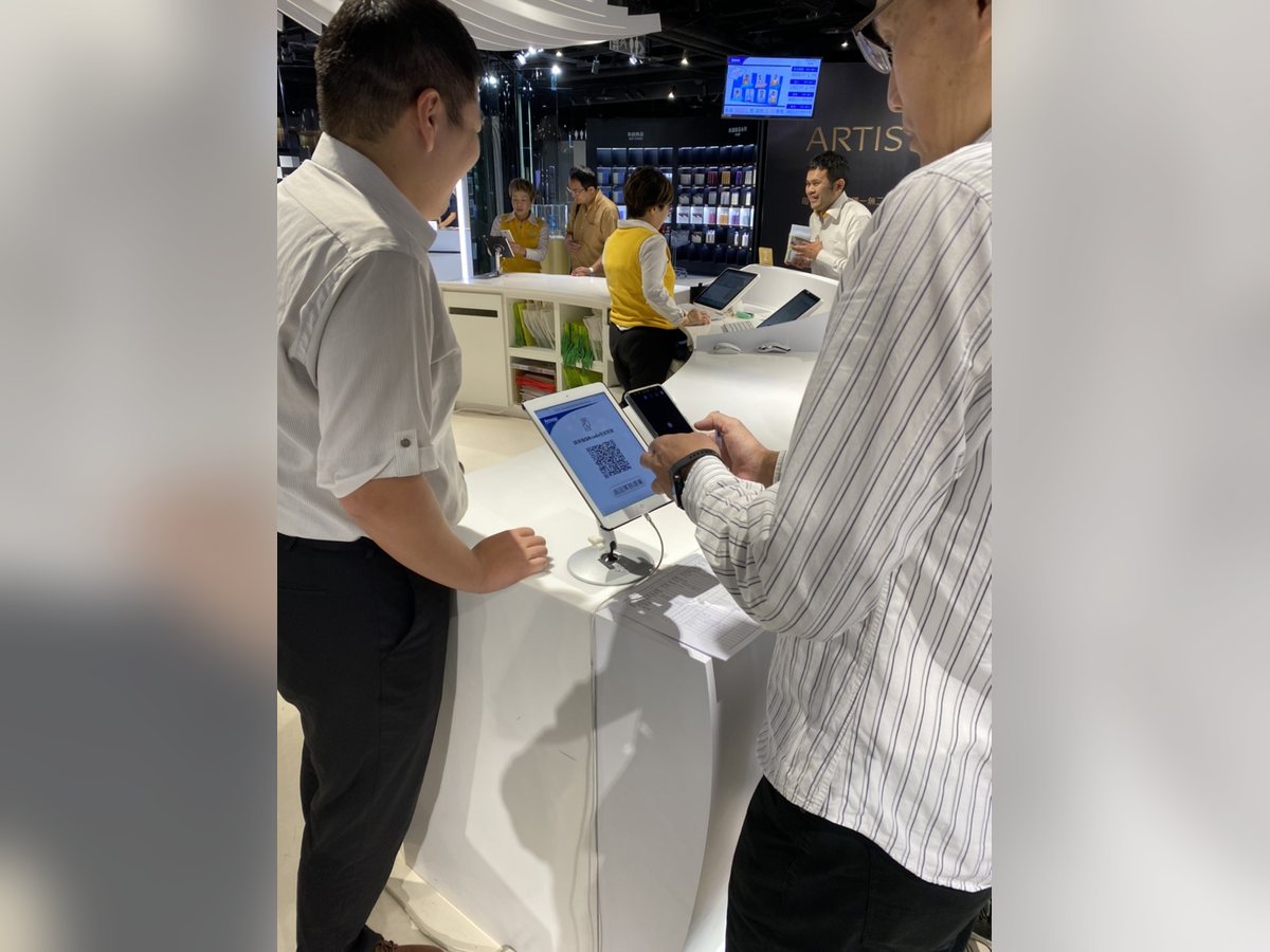 美商安麗服務中心櫃檯以平板為會員服務